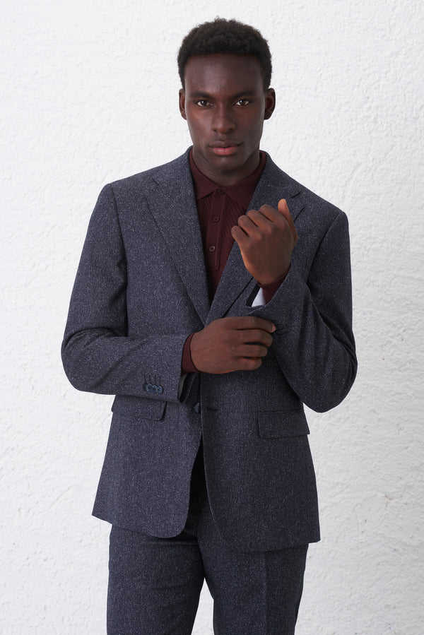 Single-breasted suit in textured fabric