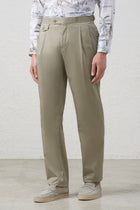 Pantalone con Pinces e Taschino in Cotone Tecnico Stretch Verde