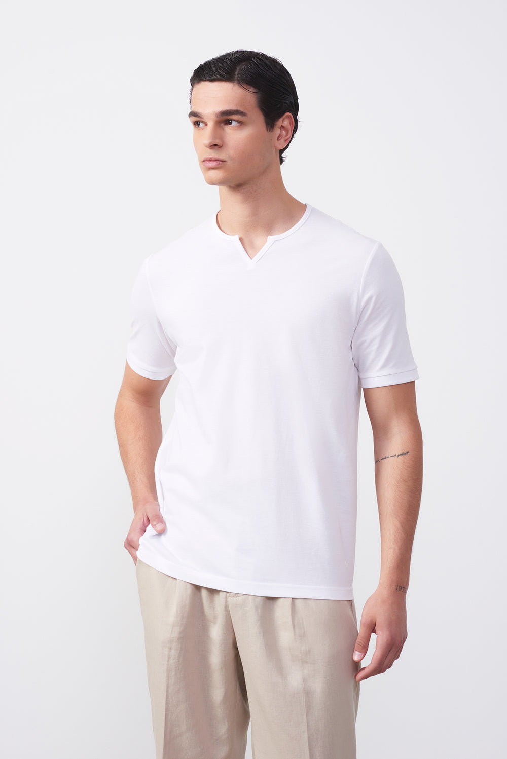 T-Shirt in Piqué di Cotone con Collo a V Aperto