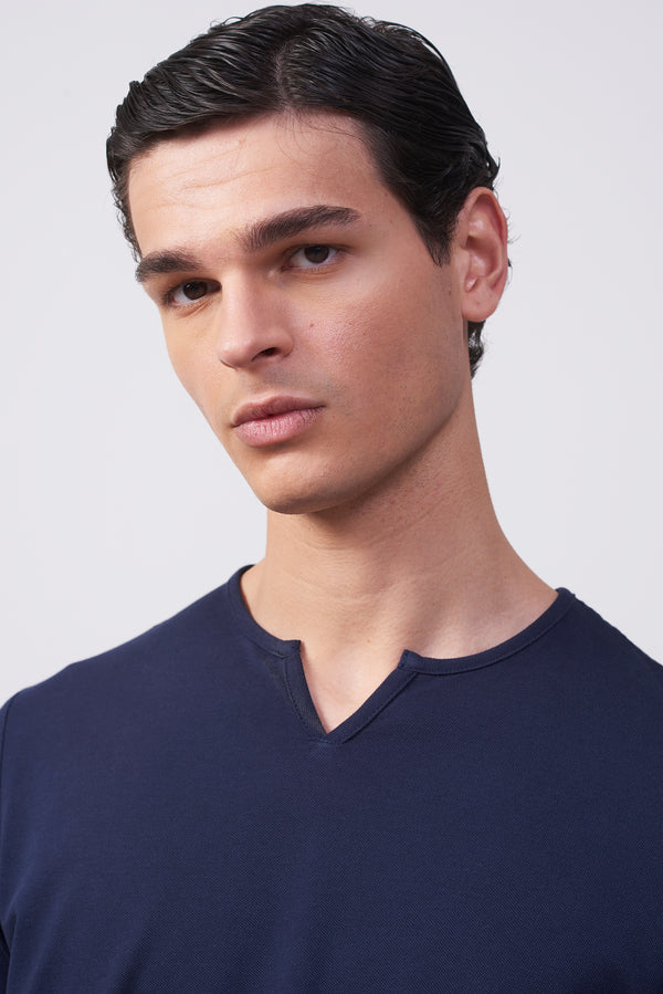 T-Shirt in Piqué di Cotone con Collo a V Aperto