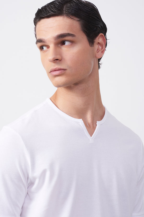 T-Shirt in Piqué di Cotone con Collo a V Aperto