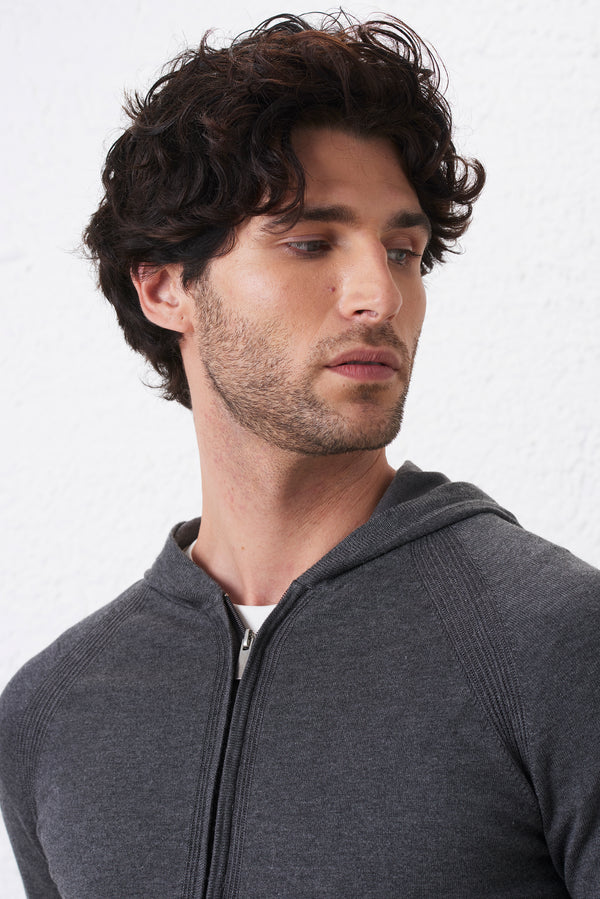 Cardigan con Cappuccio e Zip