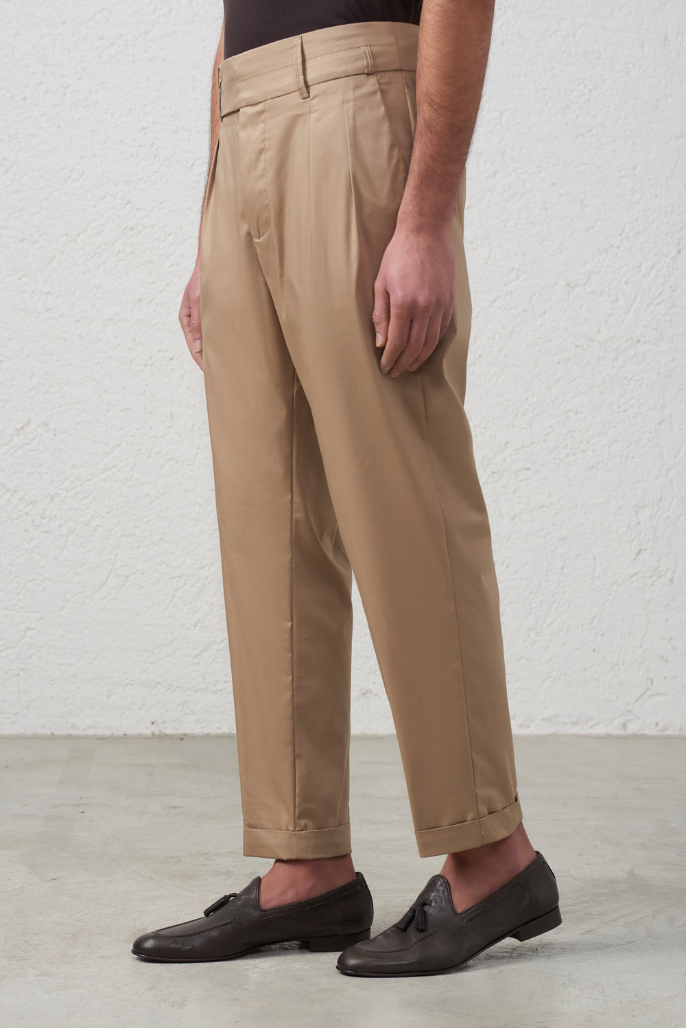 Pantalone Vita Alta con Doppio Bottone e Pinces