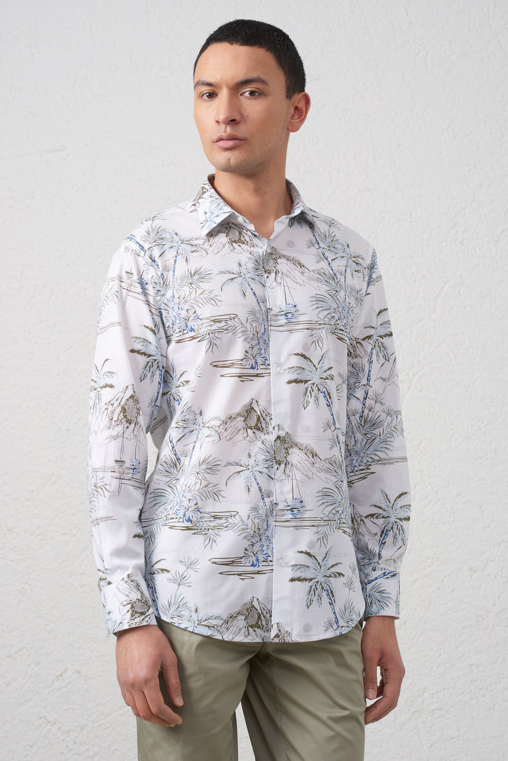 Camicia Comfort Fit con Fantasia Tropicale