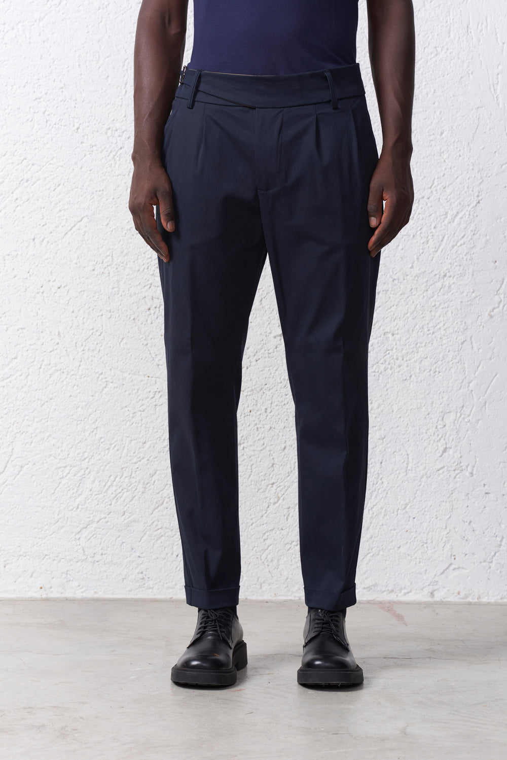 Pantalone Vita Alta con Doppia Pinces e Fibbia Laterale