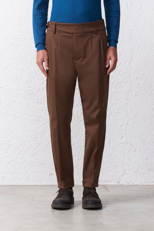 Pantalone Vita Alta con Doppia Pinces e Fibbia Laterale
