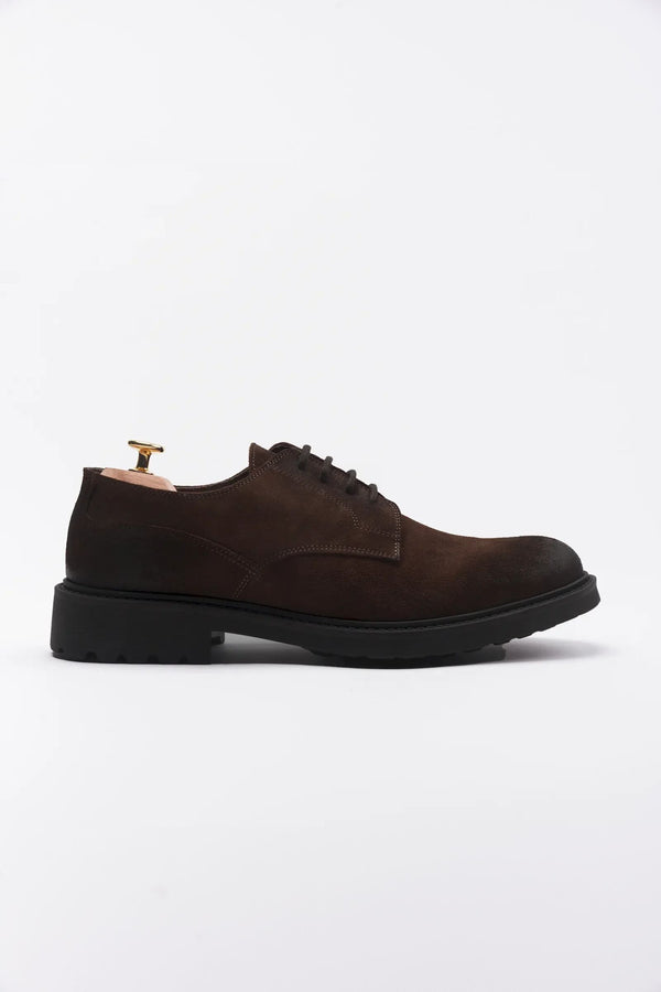 Dark brown lace-up shoe in vintage effect suede