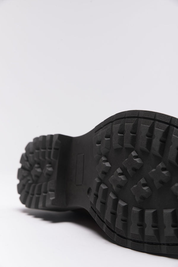 Dark brown lace-up shoe in vintage effect suede
