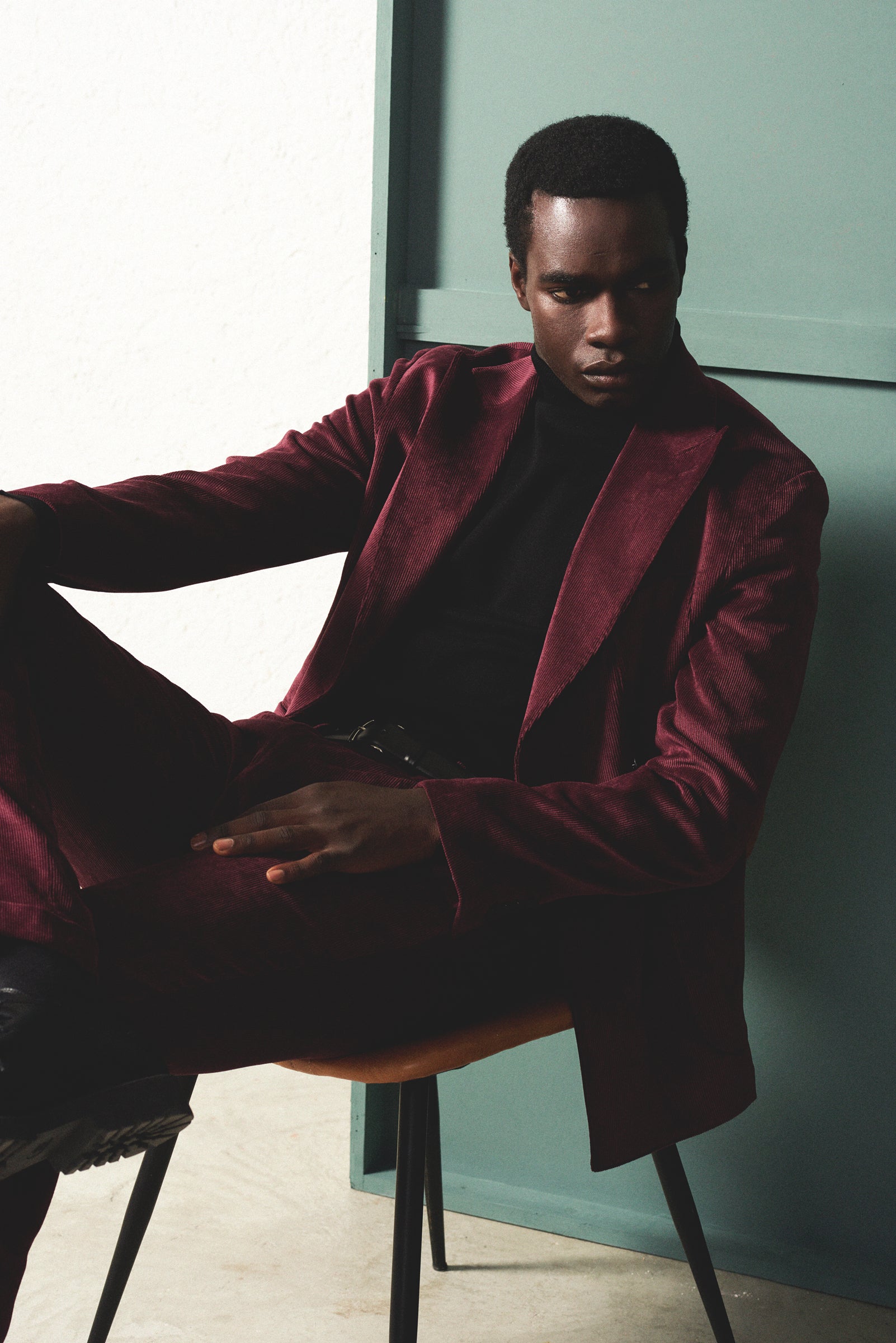 Look FW25/26 – completo bordeaux in velluto e dolcevita nero