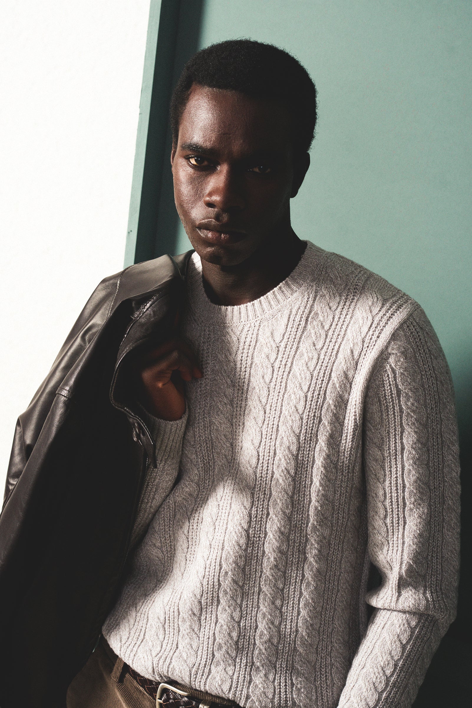 Look FW25/26 – maglia trecce chiara e giubbotto pelle