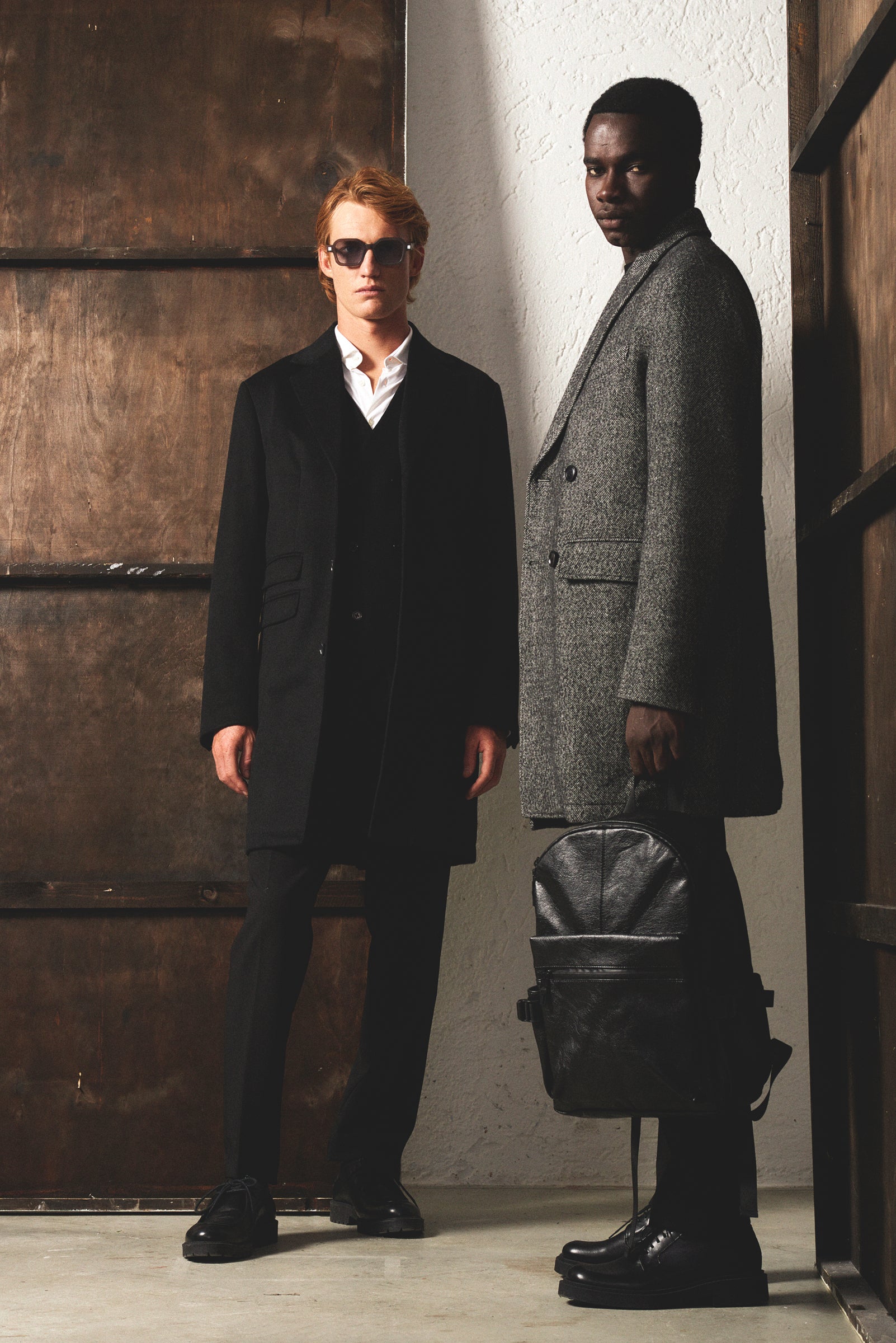 Look FW25/26 – due cappotti e zaino in pelle