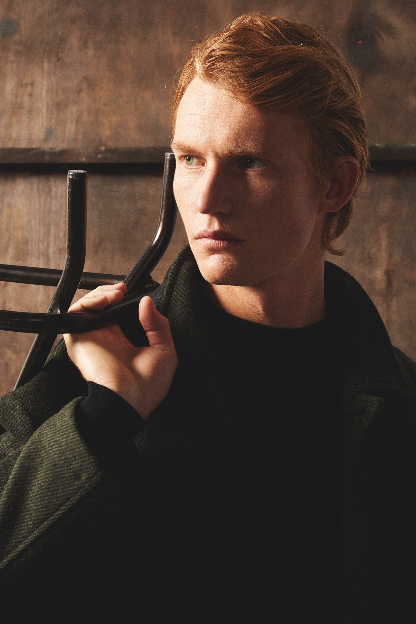 Look FW25/26 – cappotto verde e luce laterale