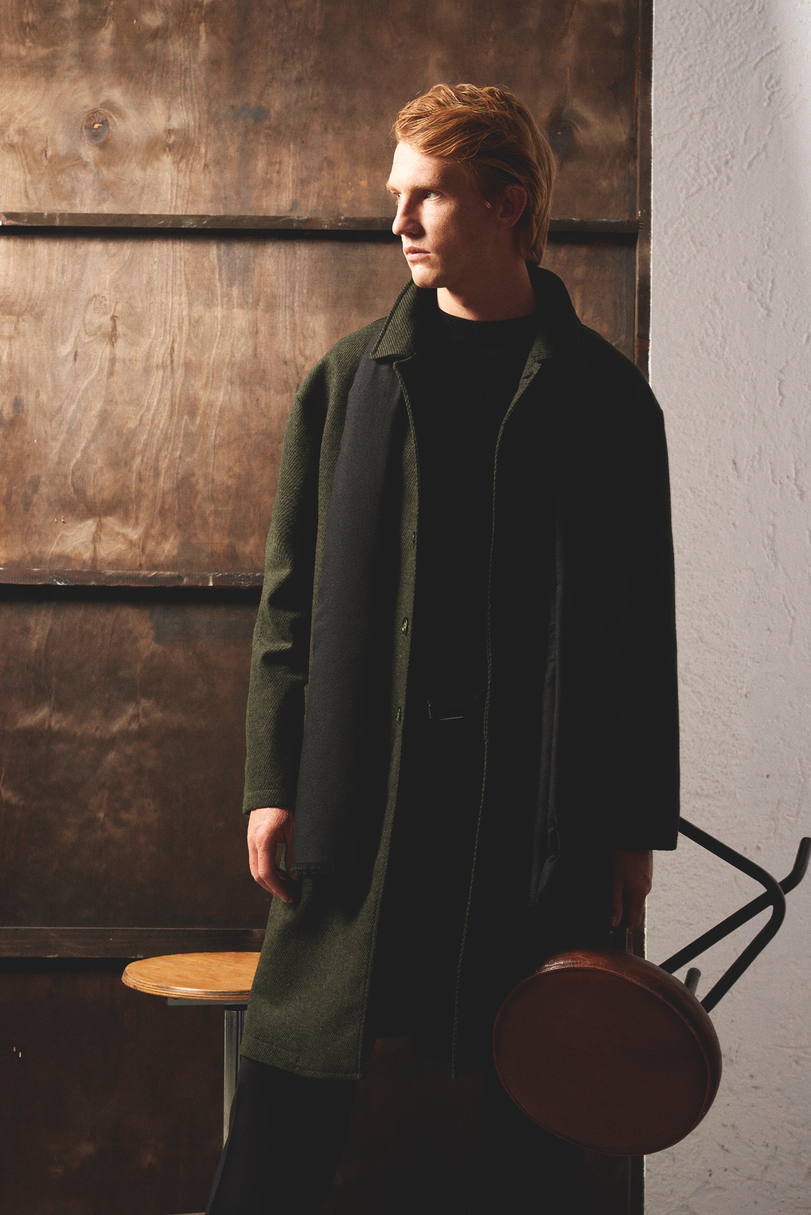 Look FW25/26 – cappotto verde e props da studio